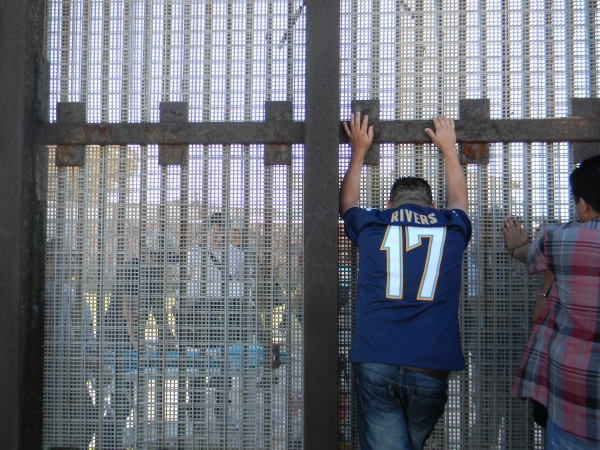 Familiares están separados por una pared de sus familiares que no pueden entrar a los Estados Unidos. Foto de Joel Ramos.
